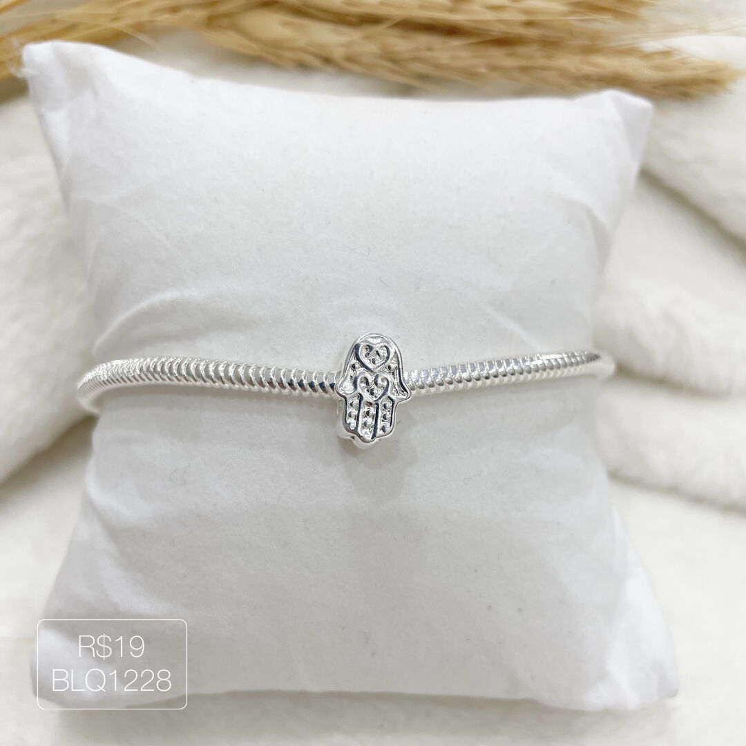 Berloque Mão de Fátima/Hamsá Passador Liso Prateado